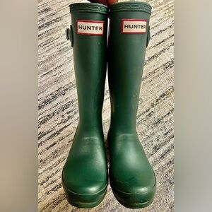 Hunter rain boots in hunter green